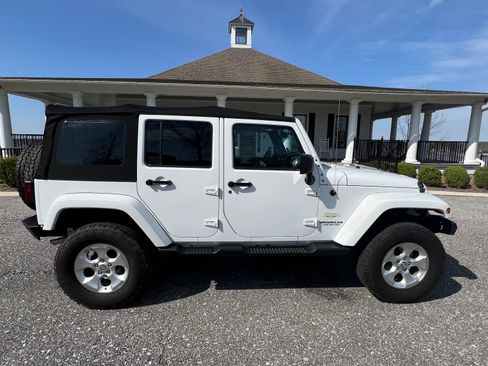 Used 2013 Jeep Wrangler Unlimited Sahara w/ Connectivity Group image 9