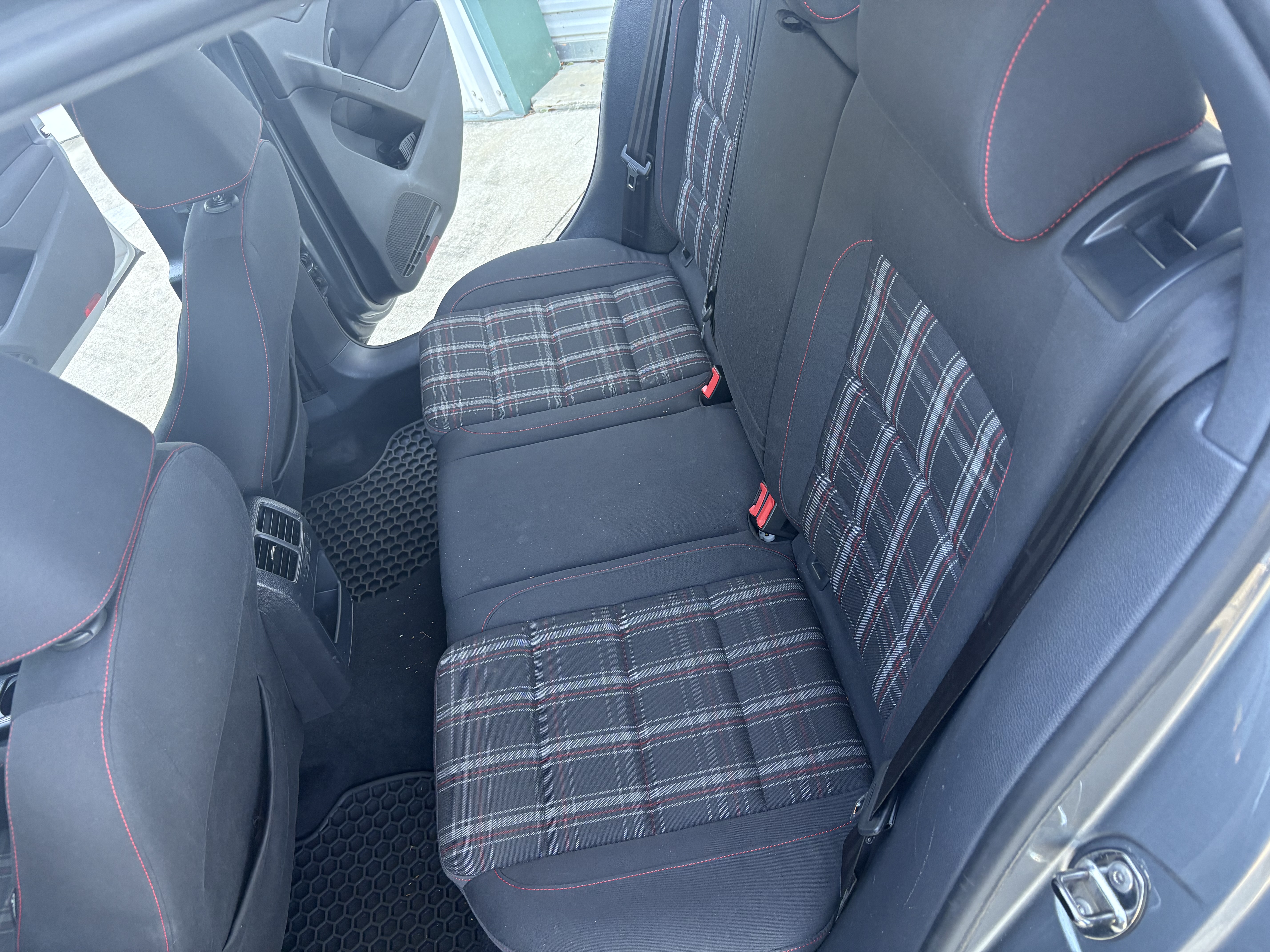 Used 2011 Volkswagen Golf 4-Door FWD image 18