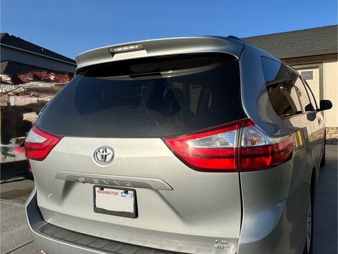 Used 2017 Toyota Sienna LE image 6