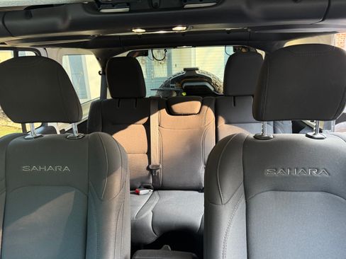 Used 2019 Jeep Wrangler Unlimited Sahara image 19