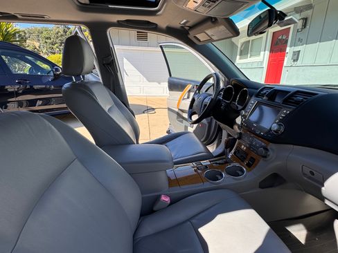 Used 2010 Toyota Highlander Limited w/ Extra Value Pkg 3 AWD/4WD image 12