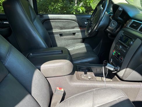 Used 2013 GMC Yukon XL SLT w/ SLT-2 Equipment Package AWD/4WD image 8