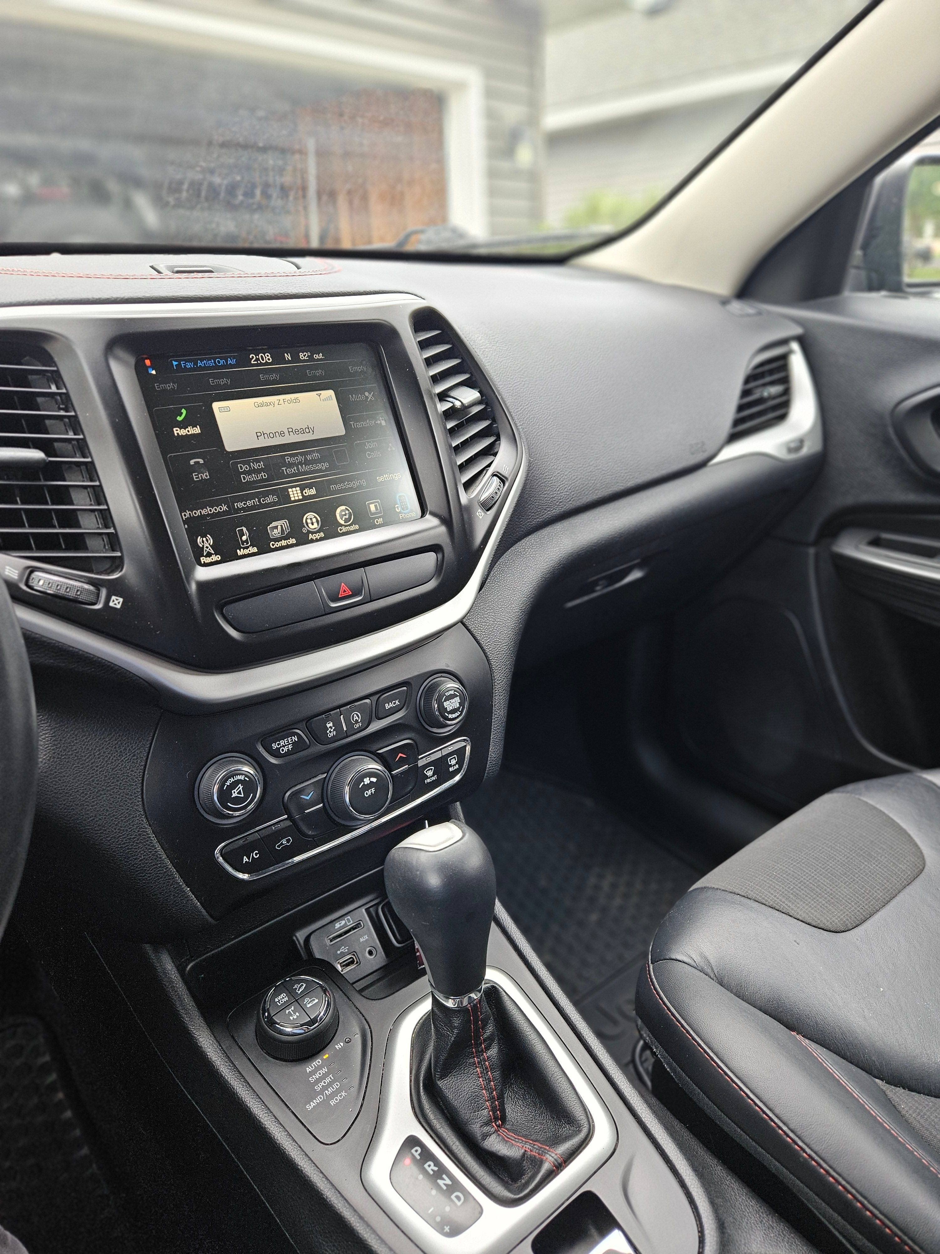Used 2017 Jeep Cherokee Trailhawk w/ Cold Weather Group AWD/4WD image 9