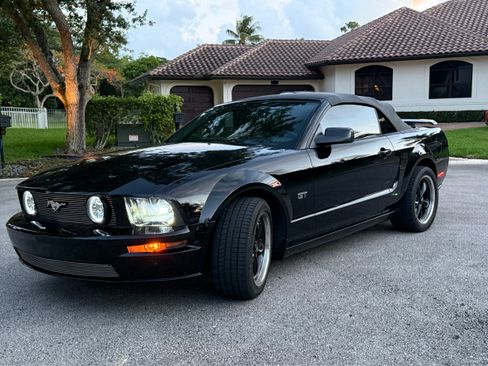 Used 2006 Ford Mustang GT RWD image 2