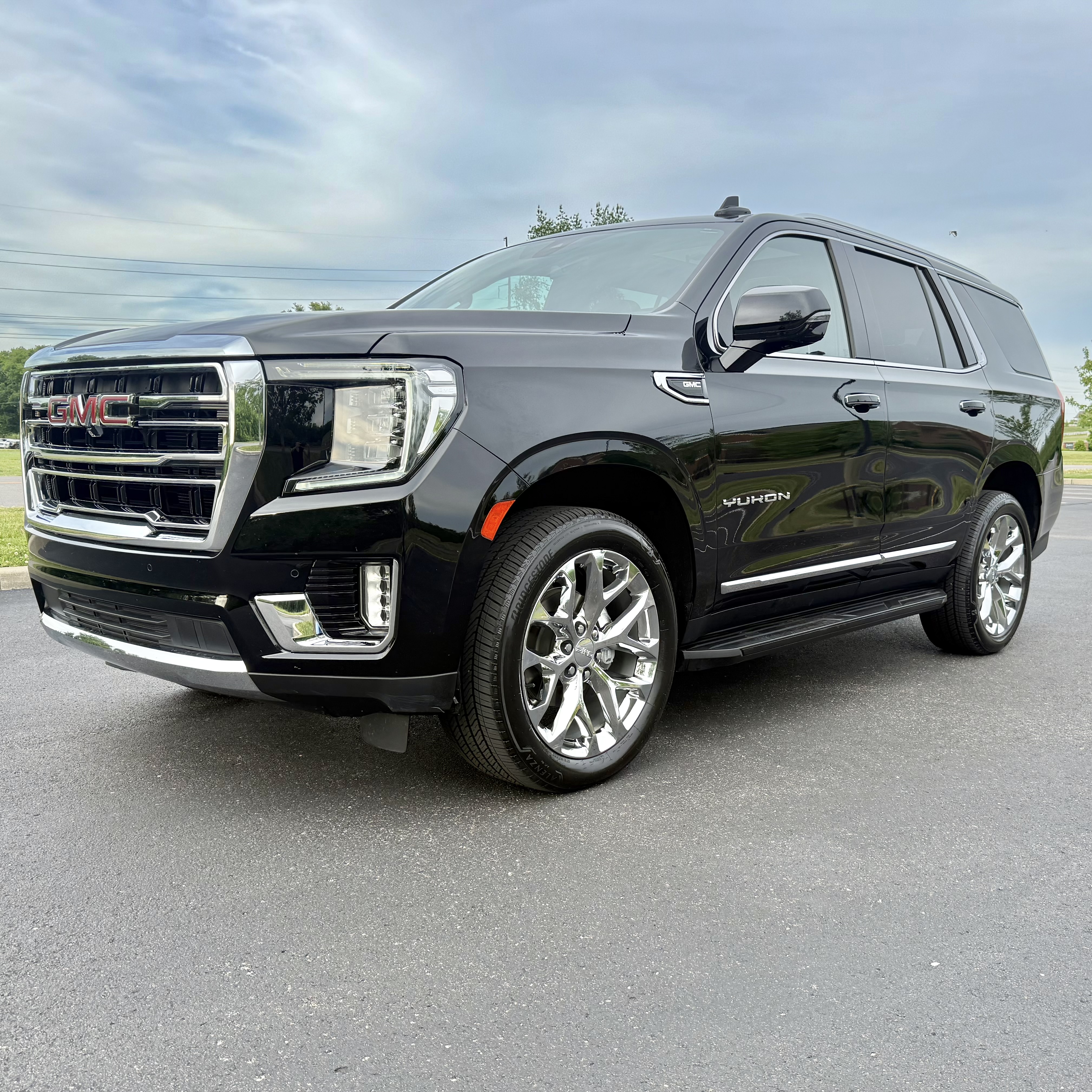 Used 2021 GMC Yukon SLT w/ SLT Premium Package AWD/4WD image 2