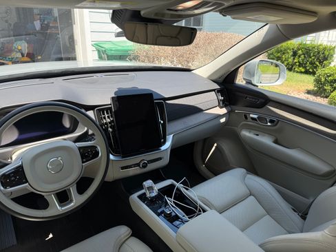 Used 2025 Volvo XC90 T8 Ultra w/ Protection Package Premier AWD/4WD image 5