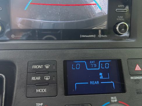 Used 2018 Toyota Sienna XLE image 5