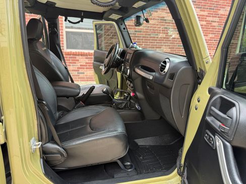 Used 2013 Jeep Wrangler Unlimited Sahara w/ Dual Top Group AWD/4WD image 10