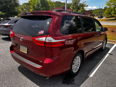 Used 2016 Toyota Sienna XLE Premium FWD image 5