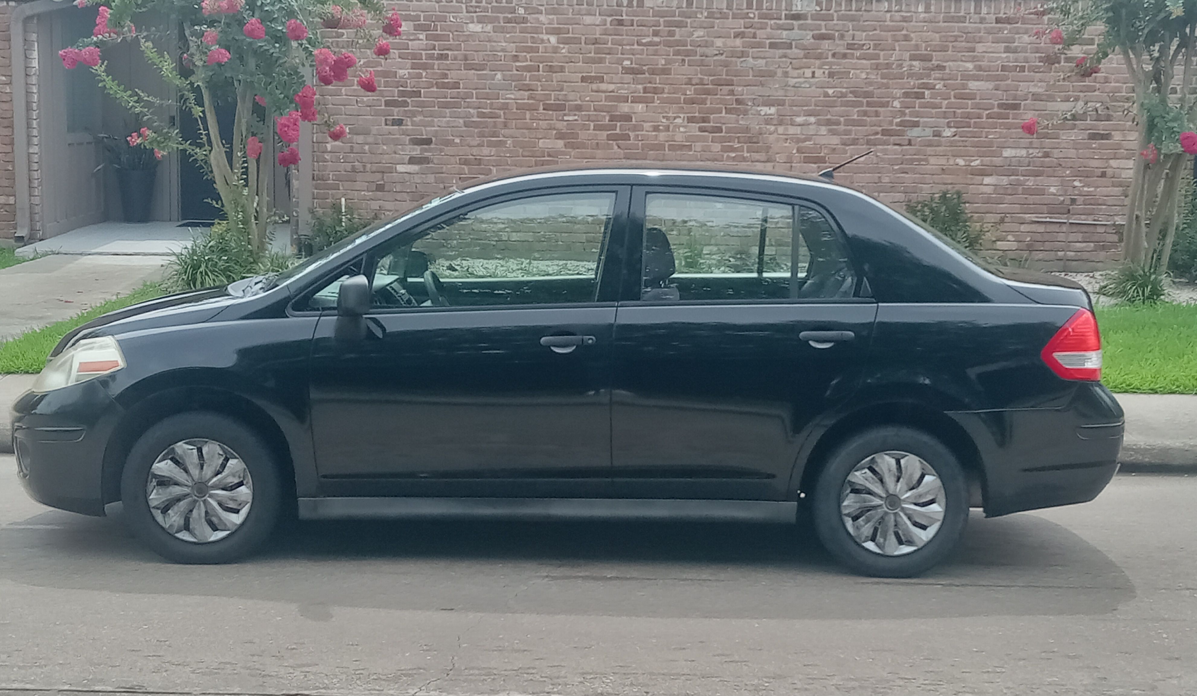 Used 2009 Nissan Versa Sedan FWD image 1