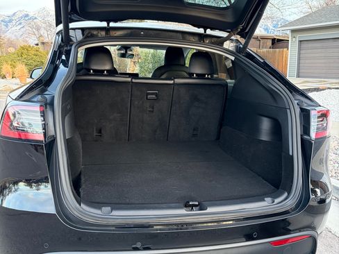 Used 2020 Tesla Model Y Long Range image 9