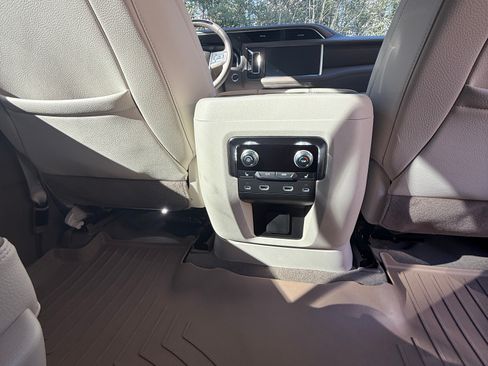 Used 2024 GMC Yukon XL Denali w/ Advanced Technology Package image 18