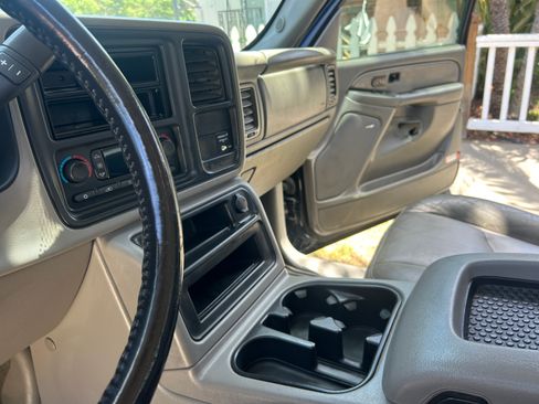 Used 2006 Chevrolet Silverado 2500 LT w/ Heavy-Duty Power Package AWD/4WD image 9
