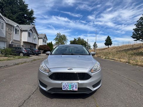 Used 2018 Ford Focus SE FWD image 1
