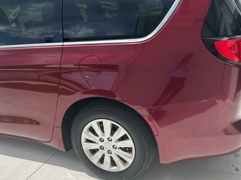 Used 2020 Chrysler Voyager L FWD image 13