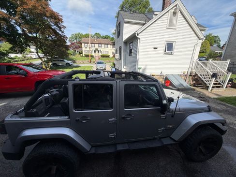 Used 2013 Jeep Wrangler Unlimited Sahara w/ Dual Top Group AWD/4WD image 11