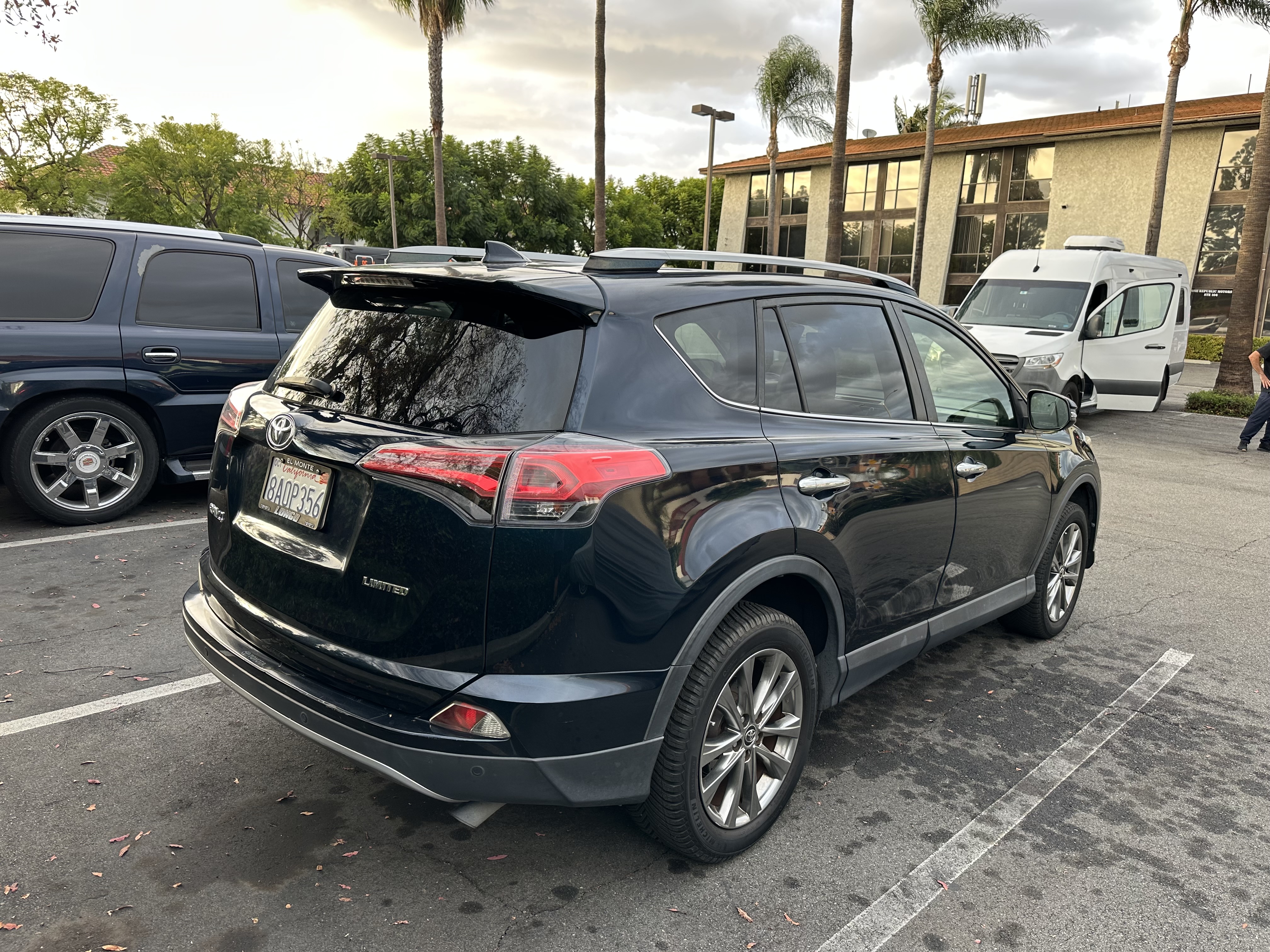 Used 2018 Toyota RAV4 Limited w/ Advanced Technology Package FWD image 4