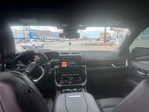 Used 2025 GMC Yukon XL Denali image 4