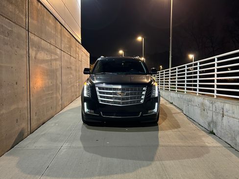Used 2020 Cadillac Escalade Luxury w/ LPO, Radiant Package image 2