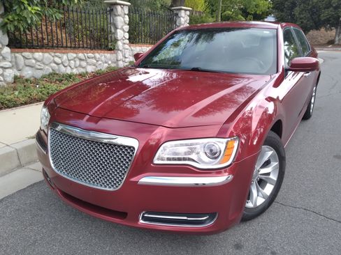 Used 2014 Chrysler 300 RWD image 1