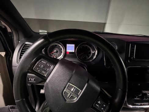 Used 2017 Dodge Grand Caravan SXT w/ Driver Convenience Group image 6