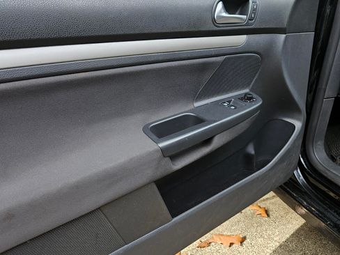 Used 2009 Volkswagen Rabbit S image 13