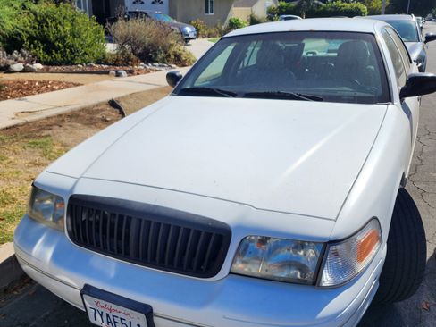 Used 2005 Ford Crown Victoria LX RWD image 2