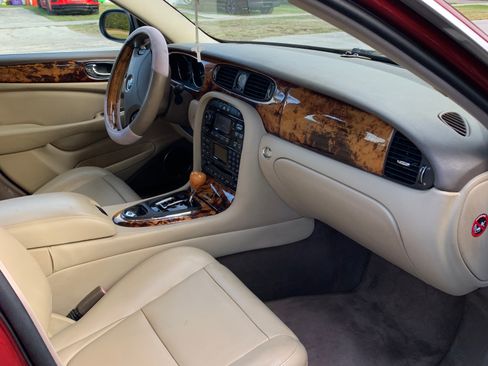 Used 2005 Jaguar XJ8 image 9