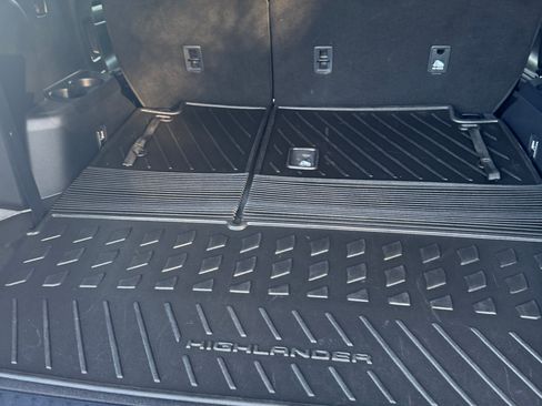 Used 2021 Toyota Highlander XLE image 13