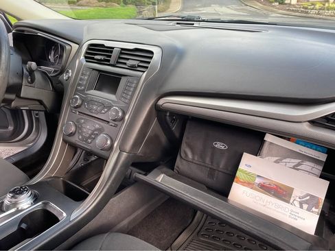 Used 2017 Ford Fusion SE image 4