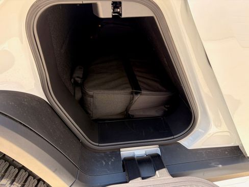 Used 2026 Rivian R1T Premium image 30