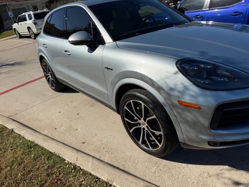Used 2022 Porsche Cayenne E-Hybrid Sport Utility 4D image 14