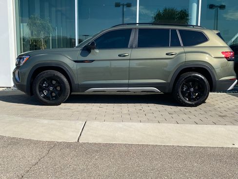 Used 2024 Volkswagen Atlas Peak Edition SE image 4