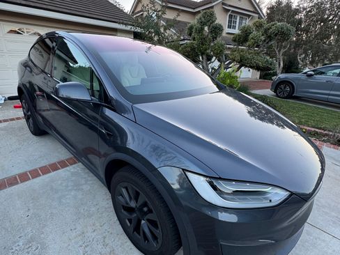 Used 2023 Tesla Model X image 1