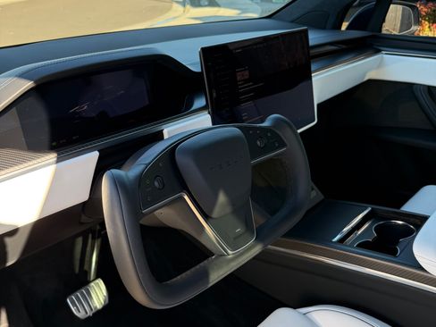 Used 2022 Tesla Model X Plaid image 8