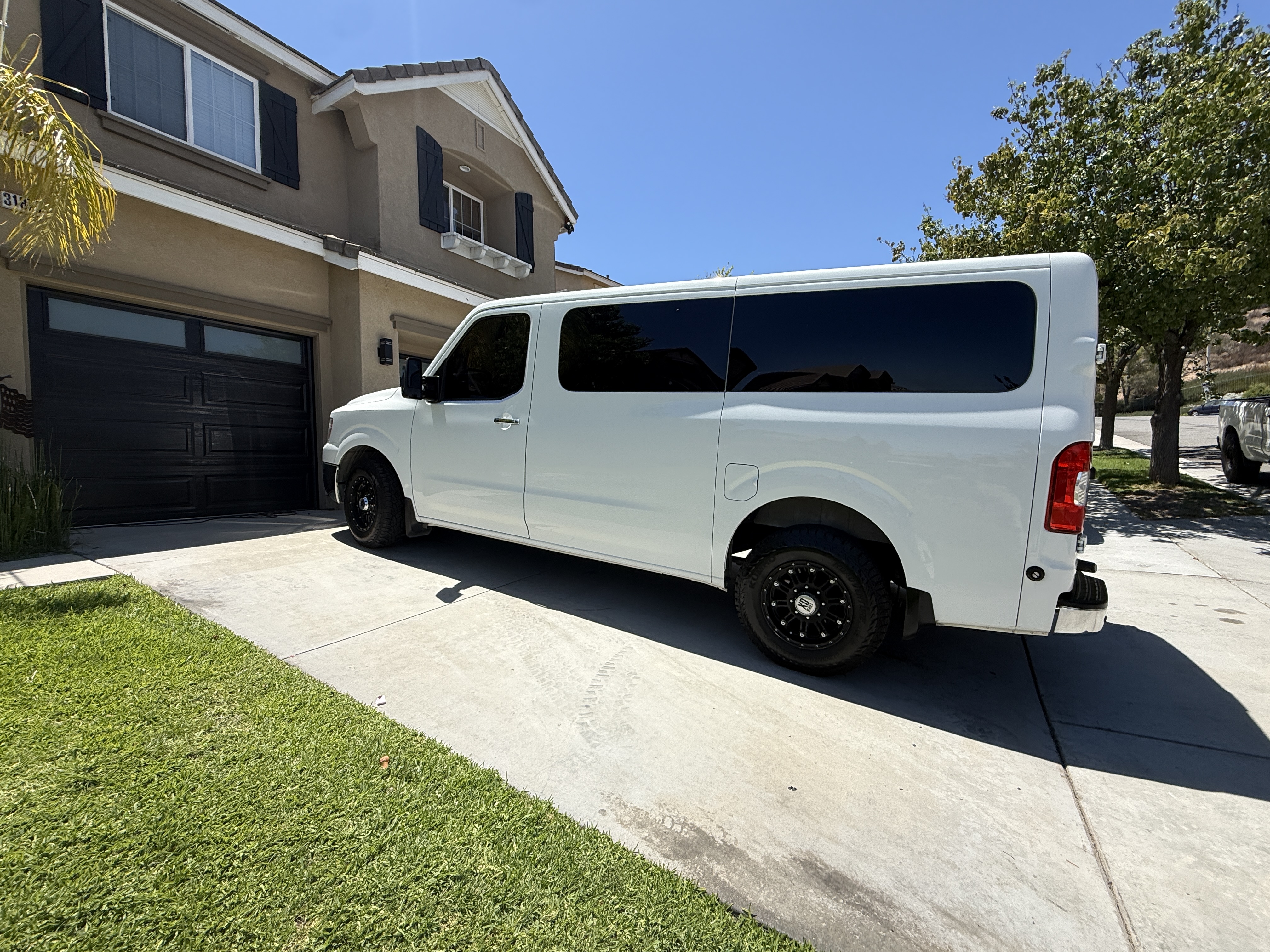 Used 2015 Nissan NV 3500 SL w/ Technology Package RWD image 11