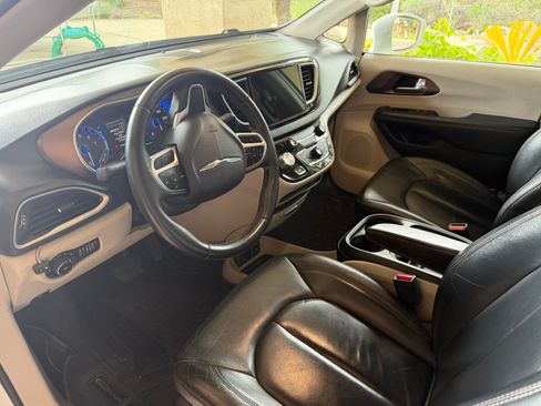 Used 2017 Chrysler Pacifica Touring-L image 15