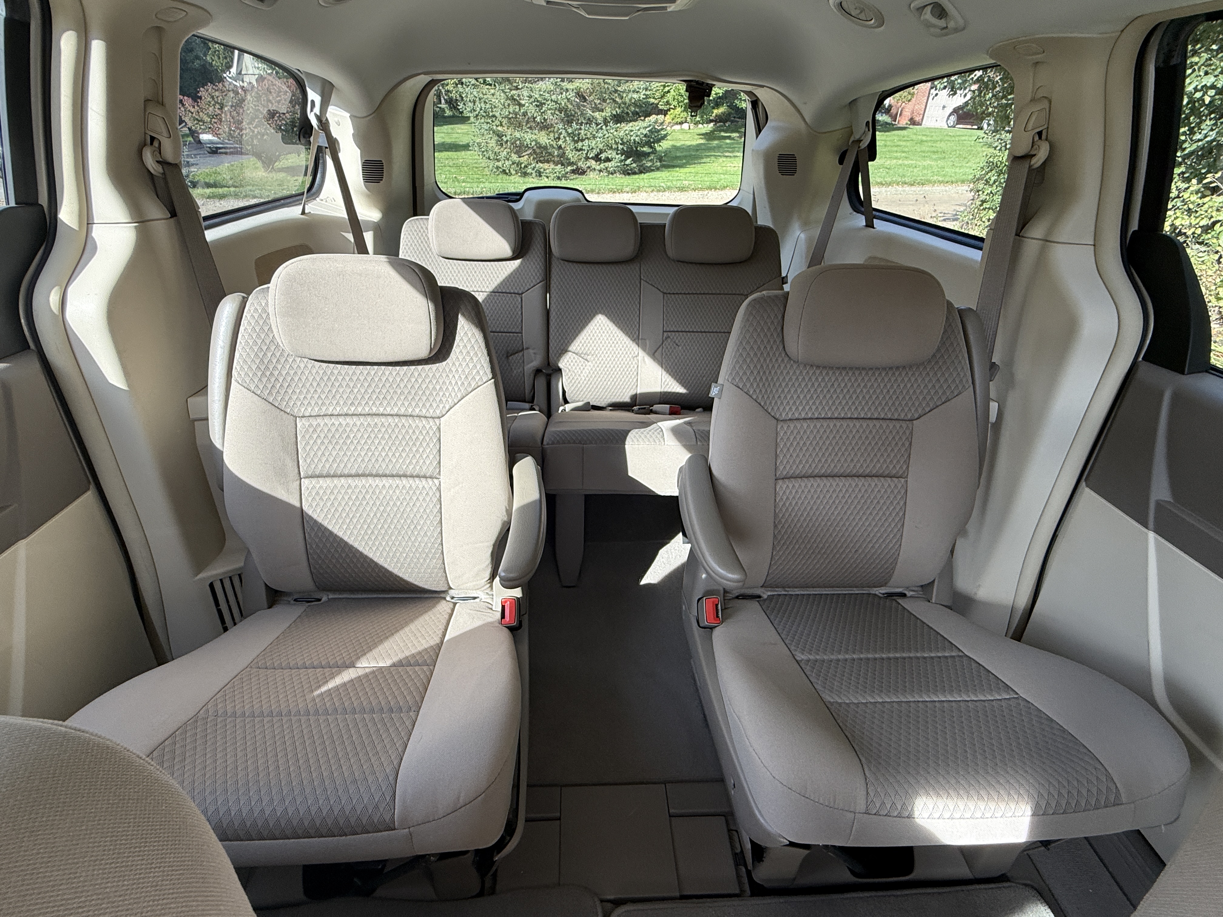 Used 2009 Chrysler Town & Country Touring FWD image 13