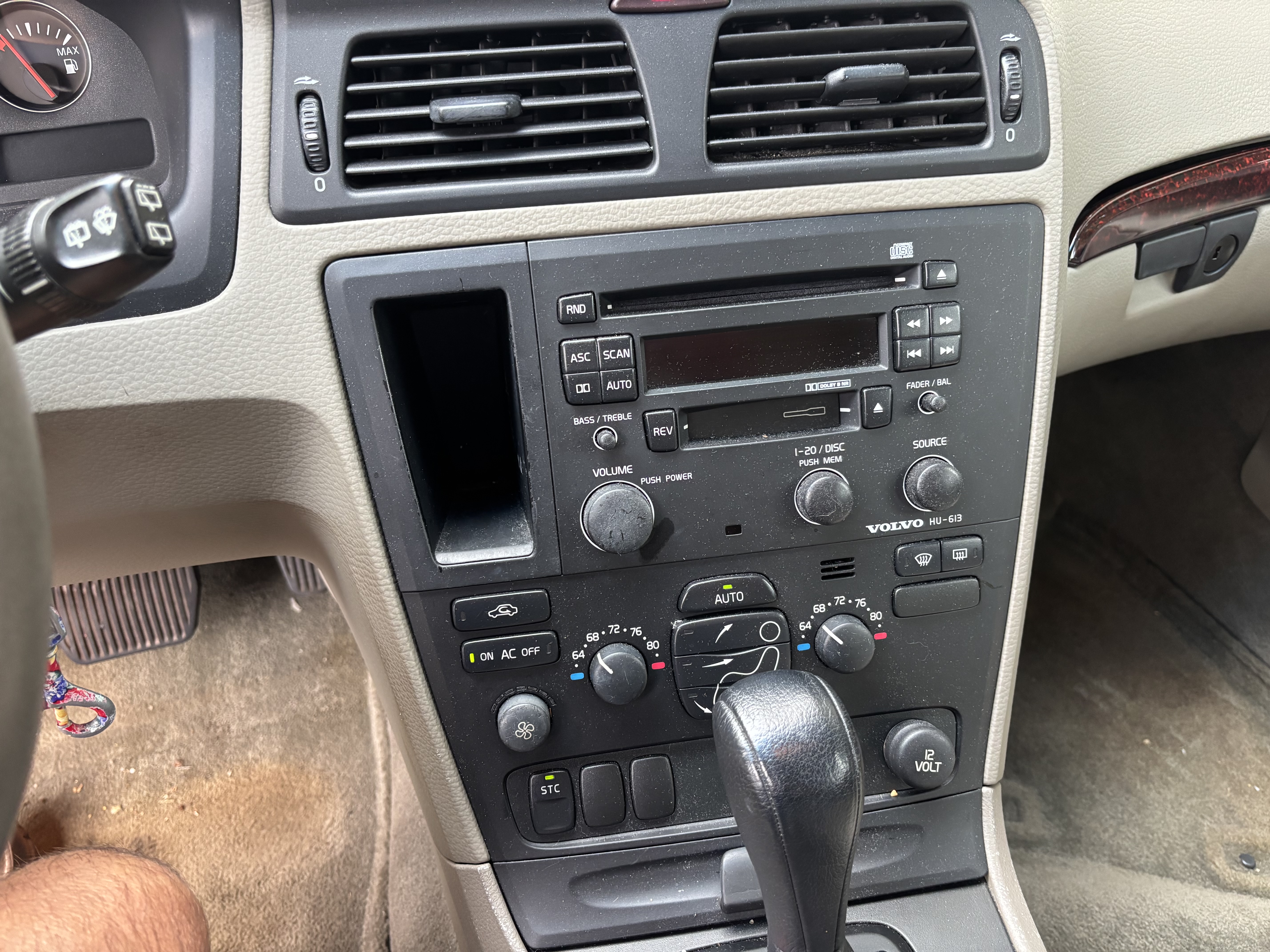 Used 2004 Volvo V70 2.4 FWD image 20