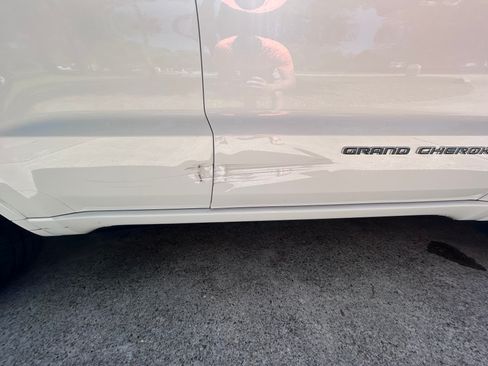 Used 2017 Jeep Grand Cherokee Overland image 9