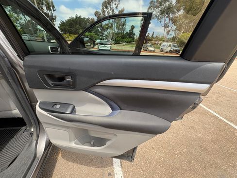 Used 2017 Toyota Highlander LE w/ Carpet Mat Package AWD/4WD image 30