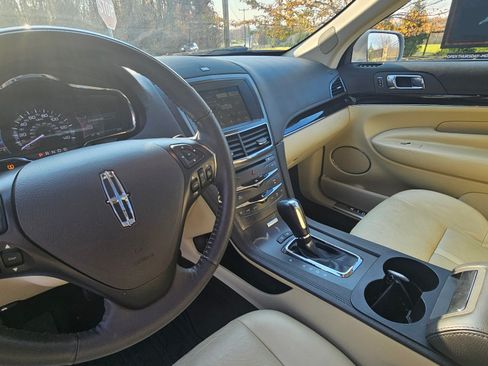 Used 2019 Lincoln MKT AWD image 6