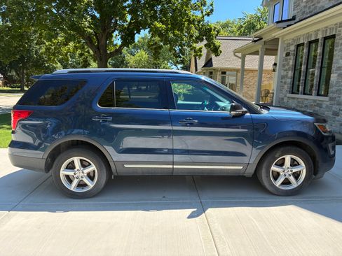 Used 2016 Ford Explorer XLT w/ Equipment Group 202A AWD/4WD image 1