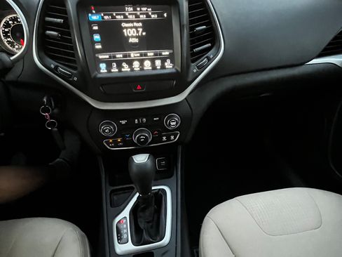 Used 2017 Jeep Cherokee Latitude w/ Comfort & Sound Group FWD image 5