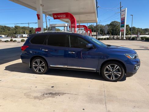 Used 2017 Nissan Pathfinder Platinum w/ Family Entertainment Package image 2