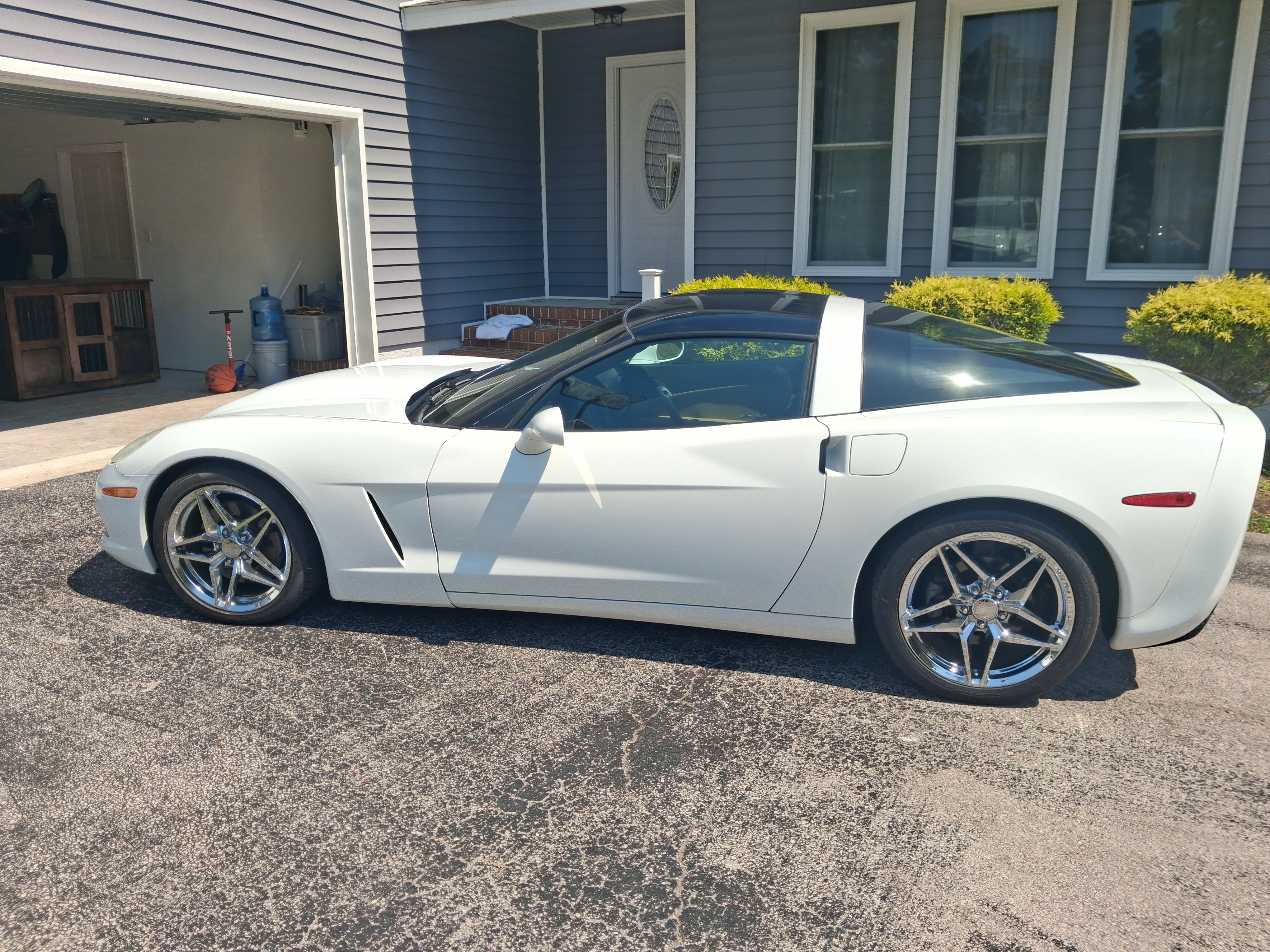 Used 2006 Chevrolet Corvette Coupe w/ Preferred Equipment Group RWD image 5