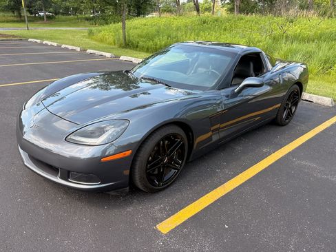 Used 2010 Chevrolet Corvette Coupe w/ 1LT RWD image 2