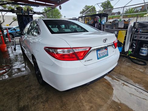 Used 2015 Toyota Camry LE image 10