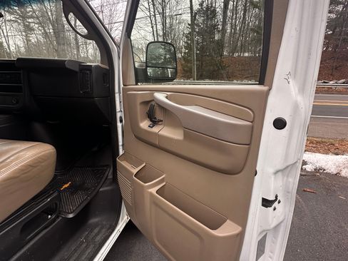 Used 2013 Chevrolet Express 2500 Van 3D image 8