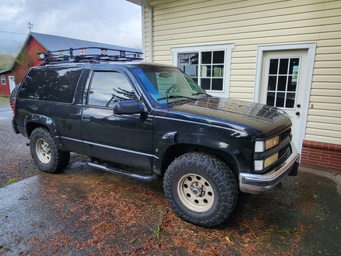 Used 1998 Chevrolet Tahoe 4WD 2-Door w/ Preferred Equipment Group 2 image 9